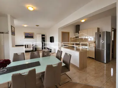 Stan 152 m², Kaštel Kambelovac - 3 sobe, terasa i pogled na more
