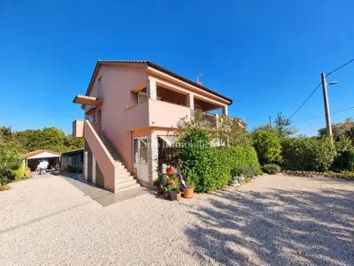 Kuće 348 m², Krk - 2 kuće na parceli 769 m²