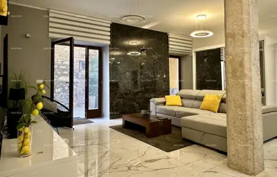 Haus 310 m², Poreč - 50 m vom Meer, 3 Apartments