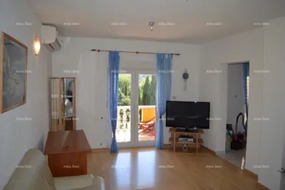 Haus 394 m², Pula Centar - 4 Wohnungen und 6 Parkplätze - 6