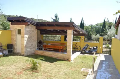 Haus 394 m², Pula Centar - 4 Wohnungen und 6 Parkplätze - 2