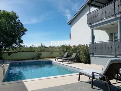House 500 m², Valtura - 5 apartments and 2 pools - 5