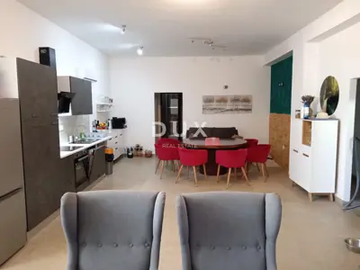 House 500 m², Valtura - 5 apartments and 2 pools - 15