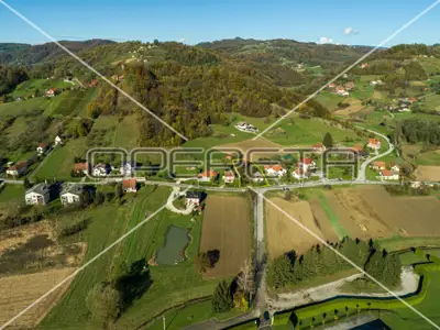 Haus in Desinić, 800 m², ruhige Lage und Balkon