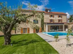 Wunderschöne Steinvilla mit Pool in Istrien – eine Verbindung von Tradition, Luxus und Privatsphäre - 2