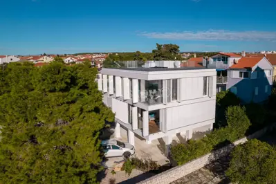 Vila 200 m², Brodarica u Zadru, prvi red uz more - 3