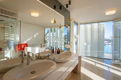 Vila 200 m², Brodarica u Zadru, prvi red uz more - 17