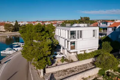 Vila 200 m², Brodarica u Zadru, prvi red uz more - 2