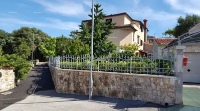 Samostojeća u blizini plaže! Banjole.