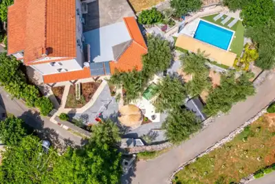 Kuća 226 m², Dobrinj i okolica - bazen i okućnica - 9
