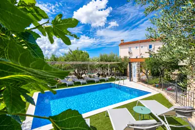 House 226 m², Dobrinj area - pool and garden - 19