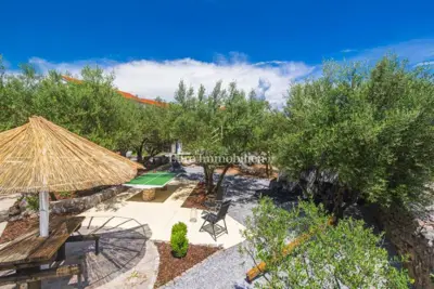Kuća 226 m², Dobrinj i okolica - bazen i okućnica - 14