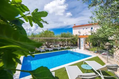 Kuća 226 m², Dobrinj i okolica - bazen i okućnica - 6