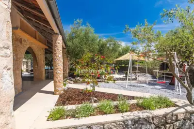 Kuća 226 m², Dobrinj i okolica - bazen i okućnica - 7