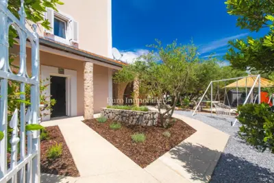 Kuća 226 m², Dobrinj i okolica - bazen i okućnica - 5