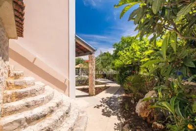 Kuća 226 m², Dobrinj i okolica - bazen i okućnica - 20
