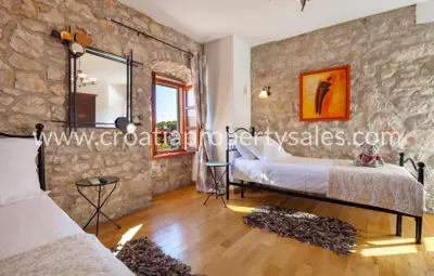 Stone house 150 m², island Brač, pool and terraces - 3
