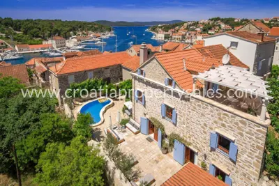 Steinhaus 150 m², Insel Brač, Pool und Terrassen