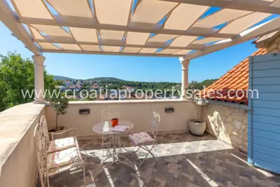 Stone house 150 m², island Brač, pool and terraces - 10