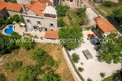 Stone house 150 m², island Brač, pool and terraces - 11