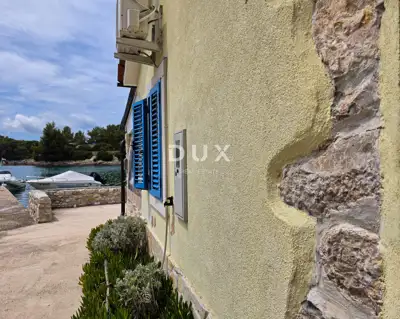 Mali Lošinj, Punta Križa, kamena kuća, prvi red do mora