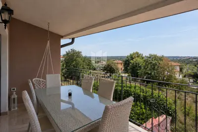 Umag, kat kuće 83 m² sa pogledom na more!