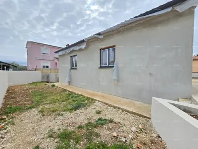 Samostojeća prizemnica, Škatari Pula, uređena okućnica i garaža - 2
