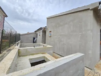 Detached single-storey house, Škatari Pula, landscaped yard and garage