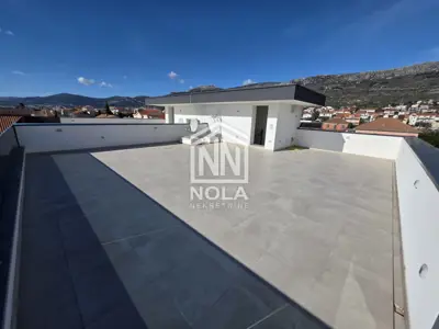 Penthouse 83 m², Kaštel Kambelovac - panoramski pogled na more - 4