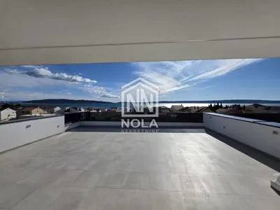 Penthouse 83 m², Kaštel Kambelovac - panoramski pogled na more - 12