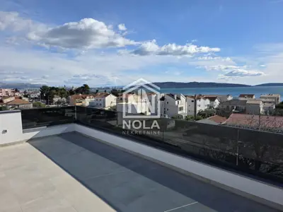 Penthouse 83 m², Kaštel Kambelovac - panoramski pogled na more - 11