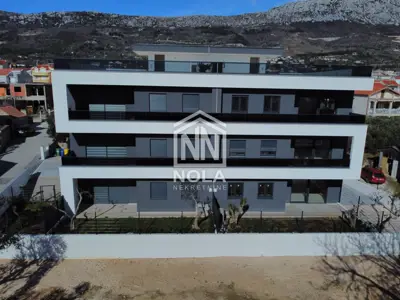 Penthouse 83 m², Kaštel Kambelovac - panoramski pogled na more - 8