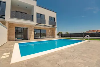 Villa 135,82 m², Vodice - pogled na more i bazen - 2