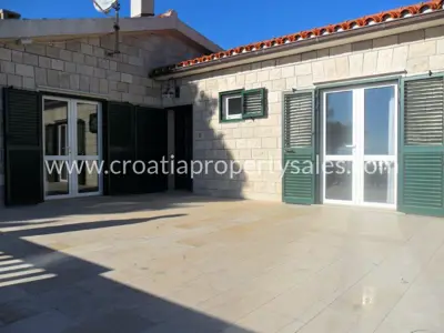 Haus, Brač, 200 m², 800 000 € - 4