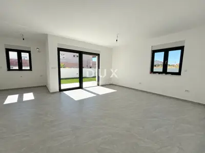 Vodice, trosobni dvoetažni stan s velikim vrtom, 113,37 m² - 11