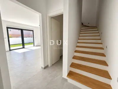 Vodice, trosobni dvoetažni stan s velikim vrtom, 113,37 m² - 16