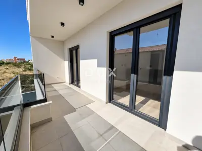 Vodice, trosobni dvoetažni stan s velikim vrtom, 113,37 m² - 7