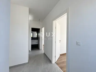 Vodice, trosobni dvoetažni stan s velikim vrtom, 113,37 m² - 17