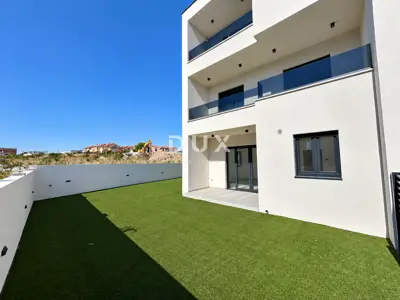 Vodice, trosobni dvoetažni stan s velikim vrtom, 113,37 m² - 9