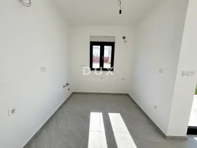 Vodice, trosobni dvoetažni stan s velikim vrtom, 113,37 m² - 13
