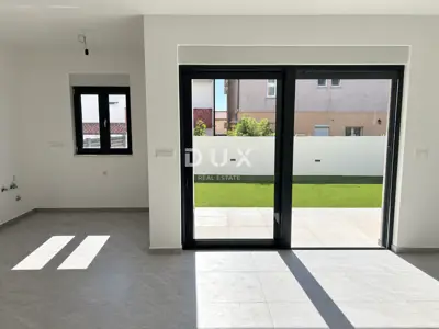 Vodice, trosobni dvoetažni stan s velikim vrtom, 113,37 m² - 8