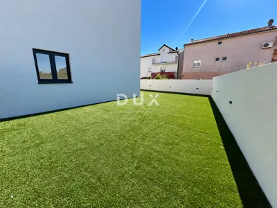 Vodice, trosobni dvoetažni stan s velikim vrtom, 113,37 m² - 10