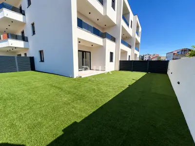 Vodice, trosobni dvoetažni stan s velikim vrtom, 113,37 m² - 6