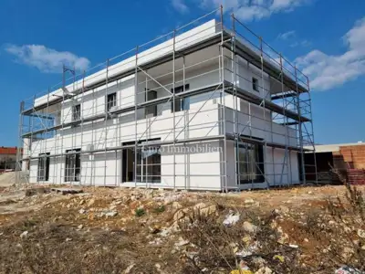Kuća 129 m², Poreč - mirno predgrađe i 277 m² dvorišta - 2