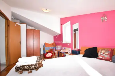 Wohnung in Poreč, hohes Dachgeschoss, Balkon und Meerblick - 8