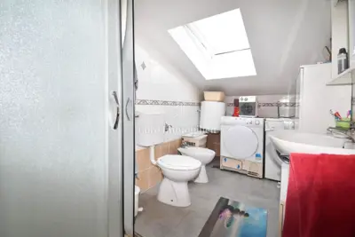 Wohnung in Poreč, hohes Dachgeschoss, Balkon und Meerblick - 9