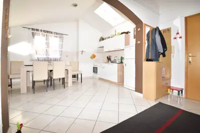 Stan u Poreču, visoko potkrovlje, balkon i pogled na more