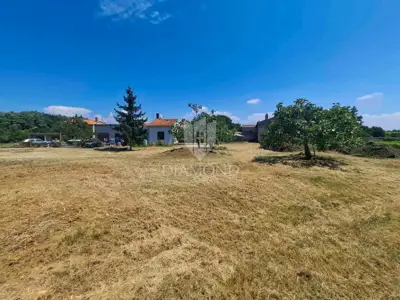 Poreč surroundings, interesting building plot on the edge of the settlement - 3