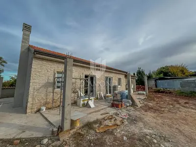 Prilika! Samostojeća prizemnica s bazenom i velikom okućnicom! - 16