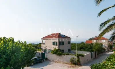 Kuća 230 m², Mirca na Braču - mirna lokacija blizu mora